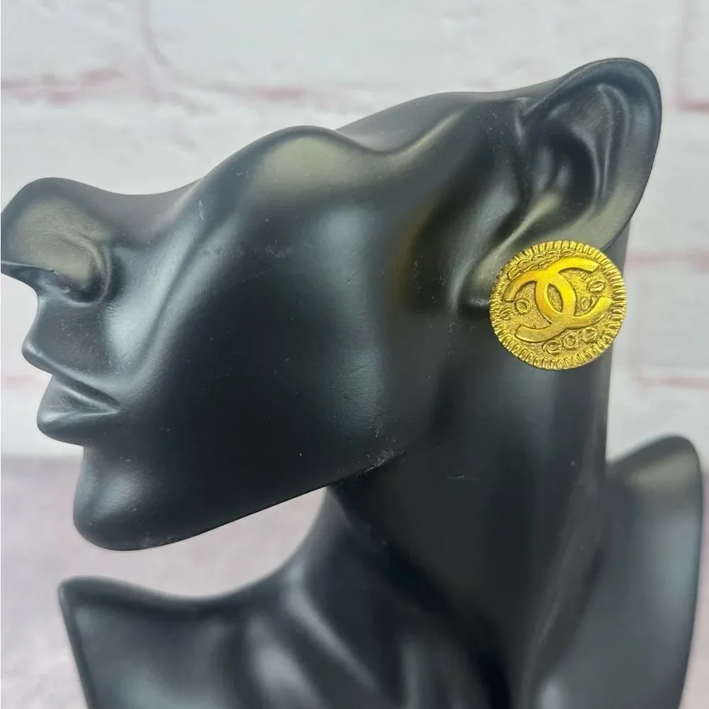 CHANEL Round CC Logo Earrings Clip-on Gold Plated Metal Vintage 97P Authentic - Picture 1 of 12